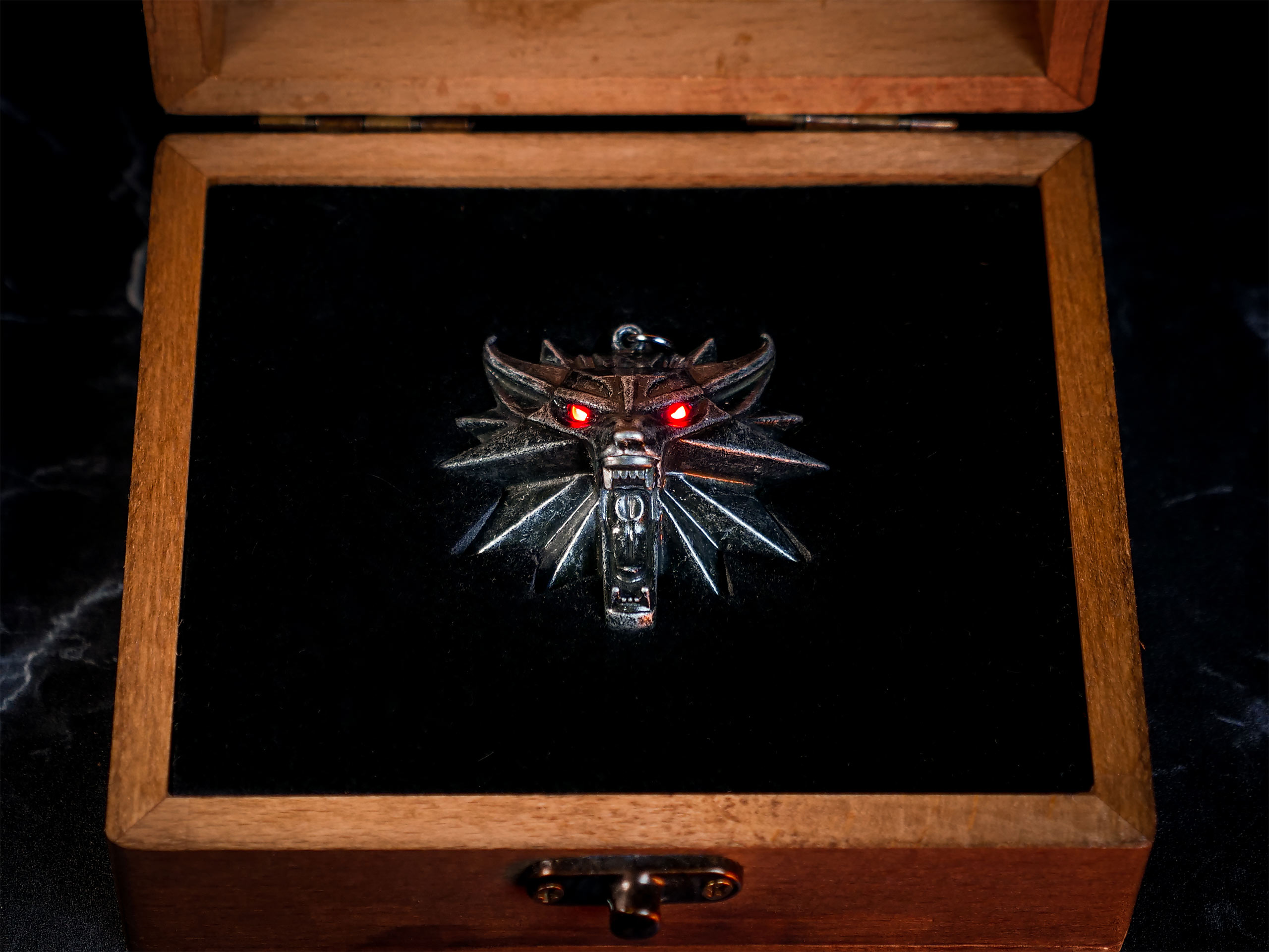 Witcher - Wild Hunt Medaillon mit LED Augen in Geschenkbox