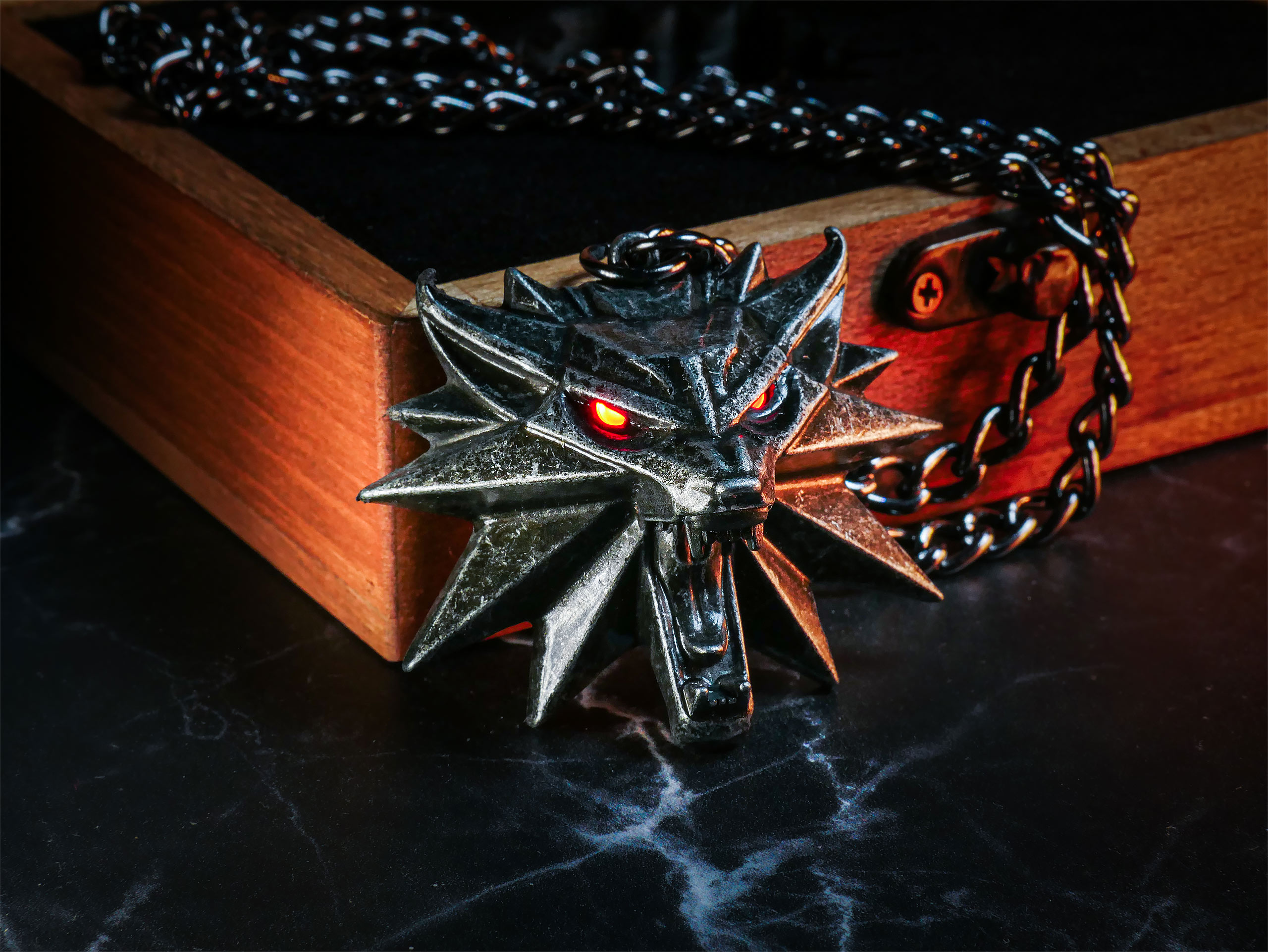 Witcher - Wild Hunt Medaillon mit LED Augen in Geschenkbox